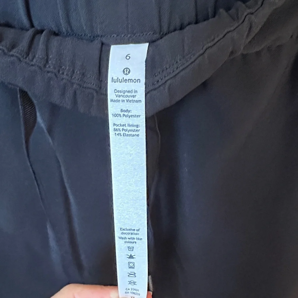 Lululemon On the Fly black Skirt sz 6 NWOT